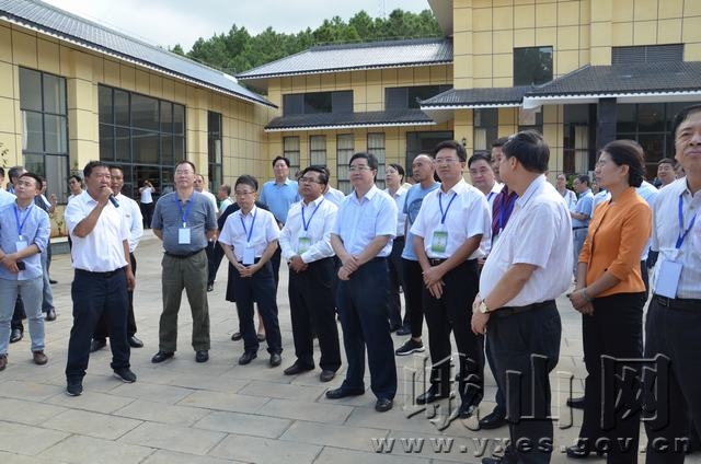 8月28日,全国殡葬工作座谈会在玉溪召开,与会人员到峨山现场观摩